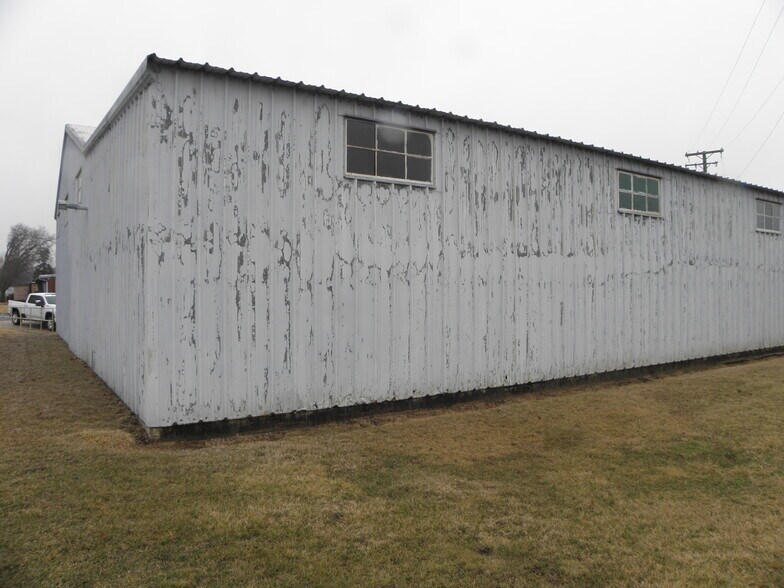 More Photos Of 922 Armstrong St, Morris Distribution For Lease