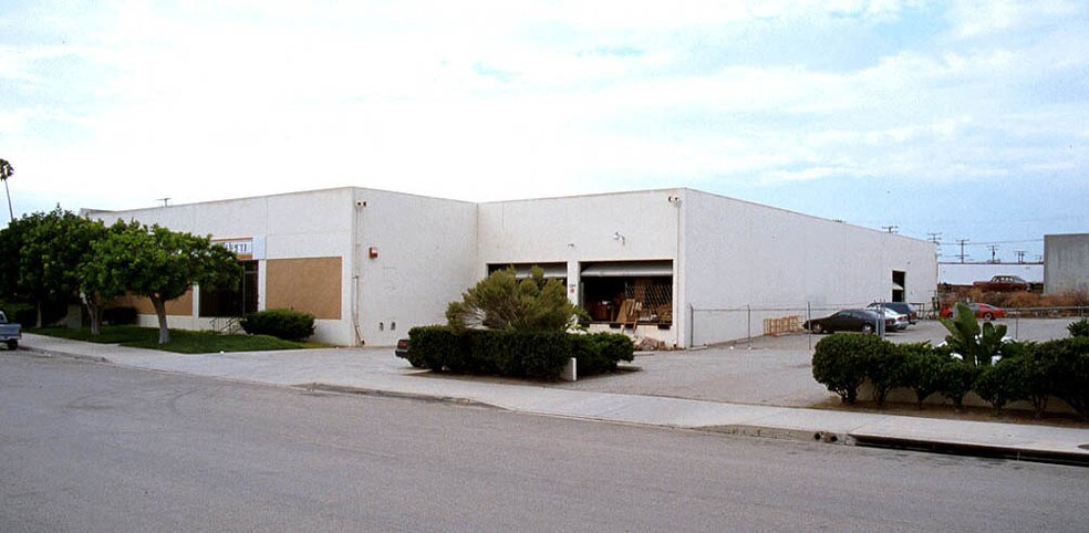 More Photos Of 201 W 132nd St, Los Angeles Distribution For Lease