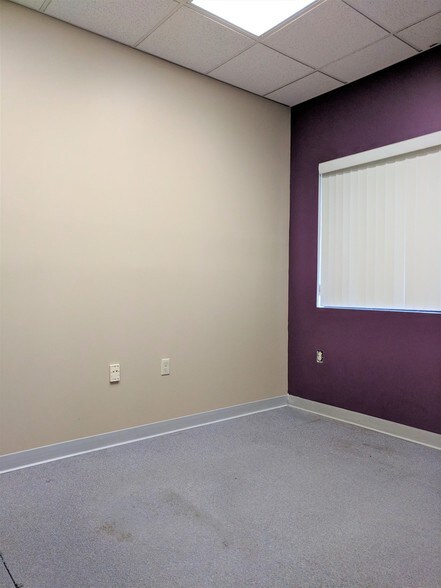 More Photos Of 901 W Main St, El Paso Office For Sale