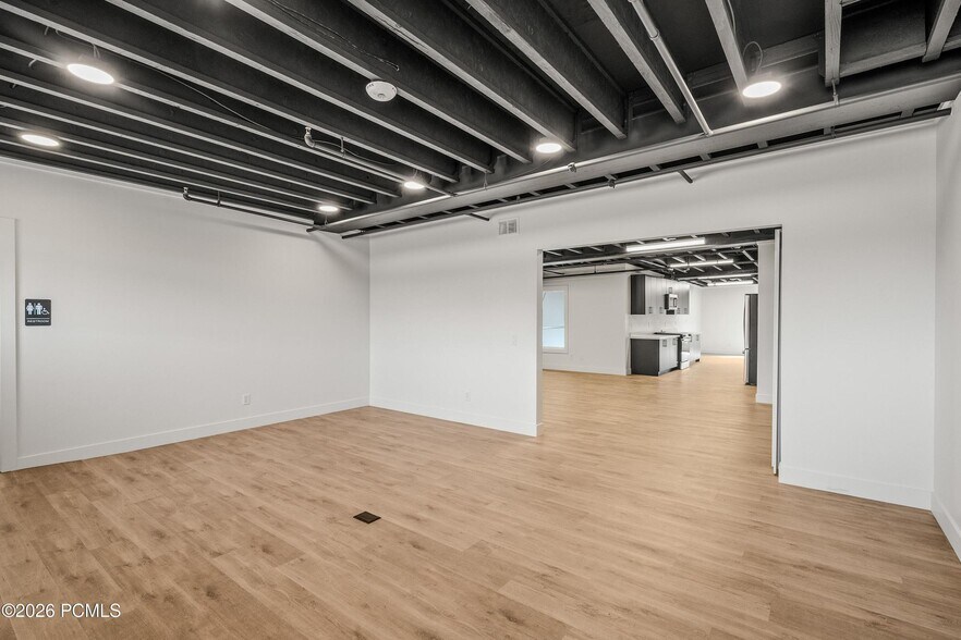 More Photos Of 4554 Forestdale Dr, Park City Showroom For Sale