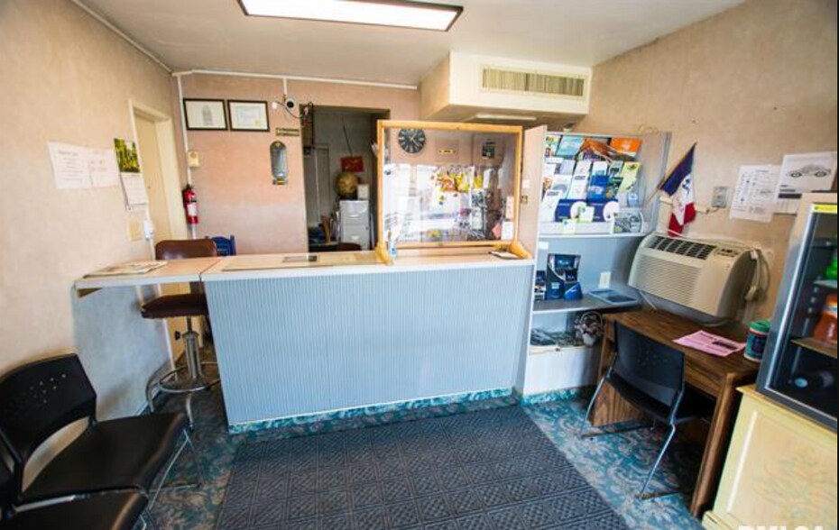 More Photos Of 302 6th Ave S, Clinton Hotel For Sale