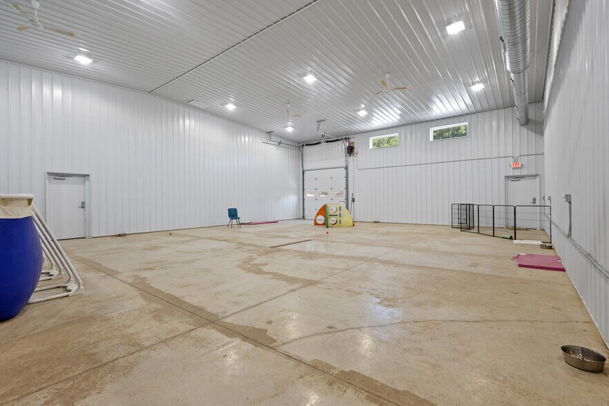 More Photos Of 390 Progress Dr, Cottage Grove Veterinarian Kennel For Sale