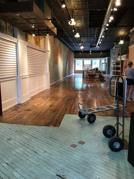 More Photos Of 910 -912 Military St, Port Huron General Retail For Sale