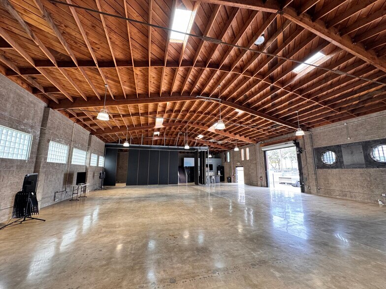 More Photos Of 1366 Hornblend St, San Diego Flex For Lease