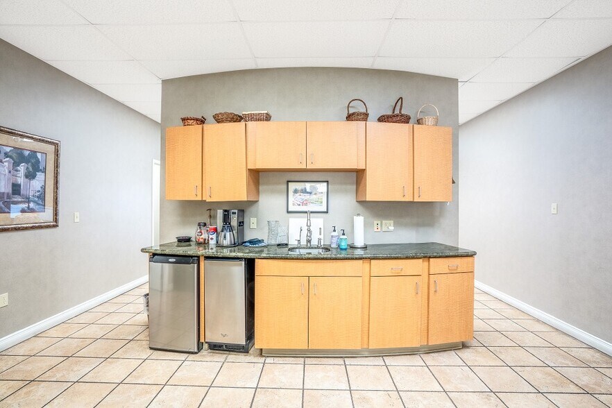 More Photos Of 1906-B Tyler Ave, Harlingen Office For Sale