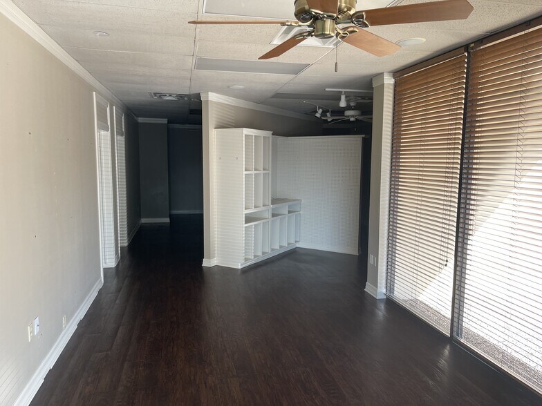 More Photos Of 404 University Dr E, College Station General Retail For Lease