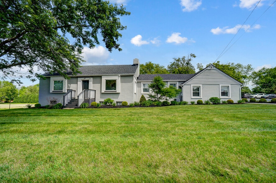 More Photos Of 235 W Franklin St, Centerville Storefront Retail Office For Lease