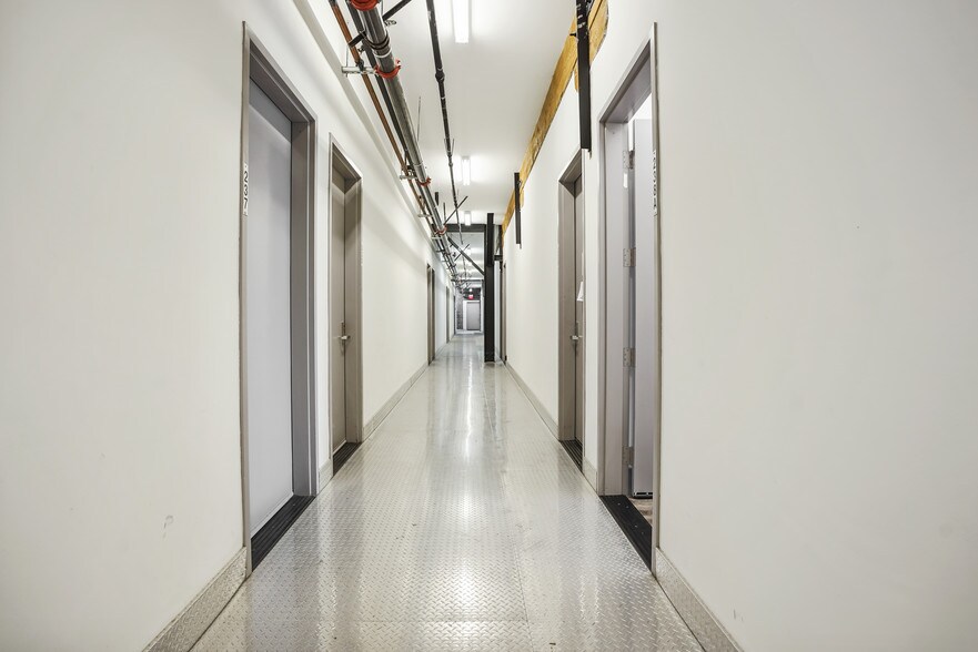 More Photos Of 2190 E 14th St, Los Angeles Flex For Lease