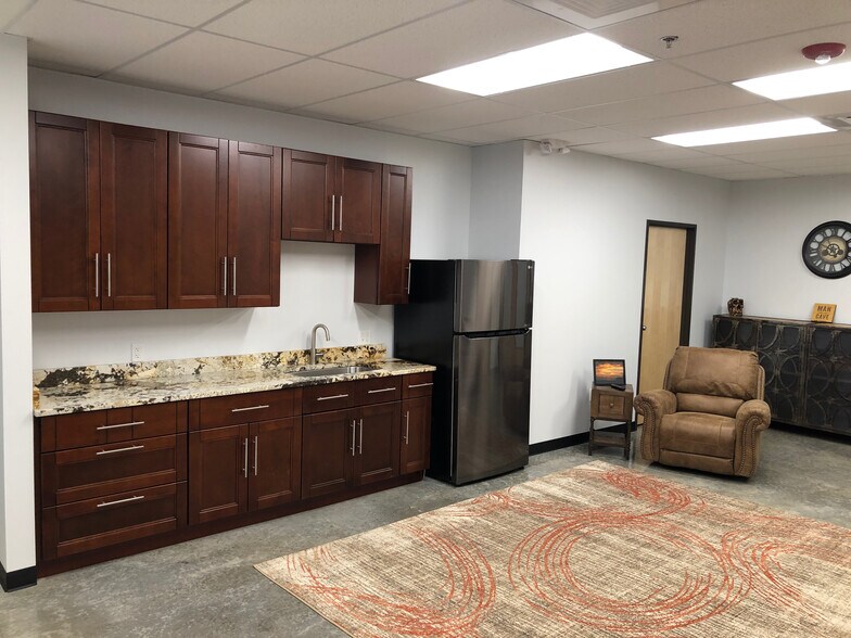 More Photos Of 1567 Vista View Dr, Longmont Showroom For Sale