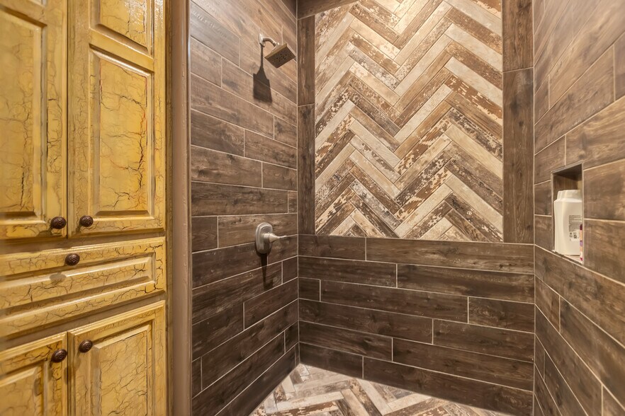 More Photos Of 1525 N Avenue D, Odessa Flex For Sale