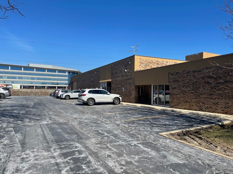 More Photos Of 620 Enterprise Dr, Oak Brook Light Distribution For Lease