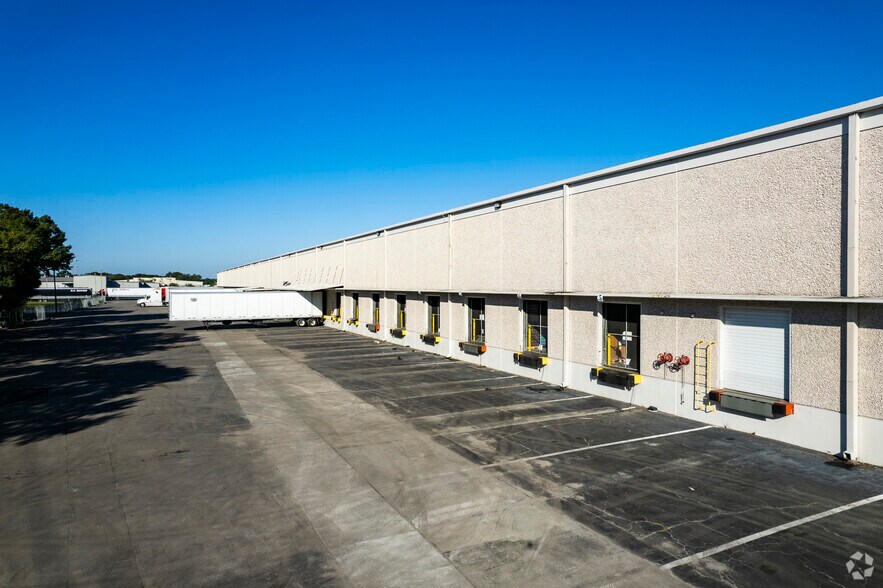 More Photos Of 3102 Queen Palm Dr, Tampa Warehouse For Lease