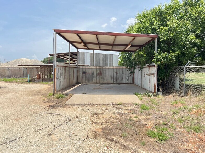 More Photos Of 714 Main St, Buffalo Gap Warehouse For Lease