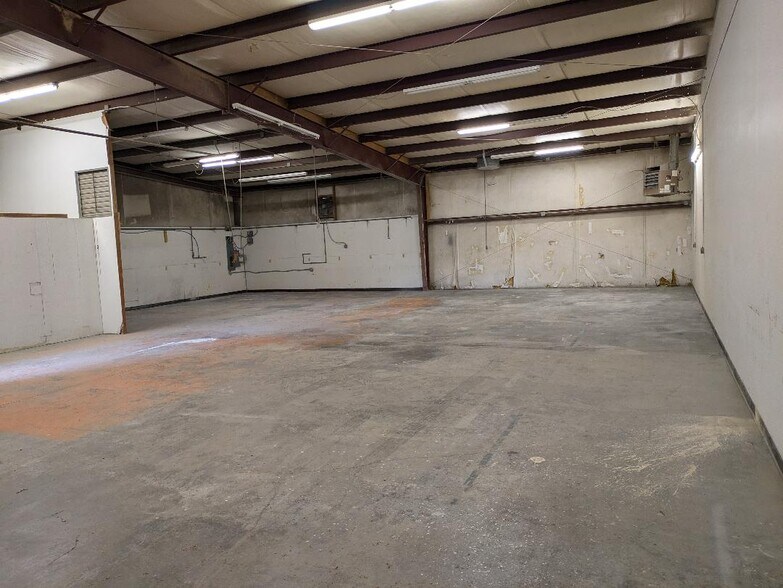 More Photos Of 2154 N Fox Hollow Dr, Nixa Warehouse For Lease