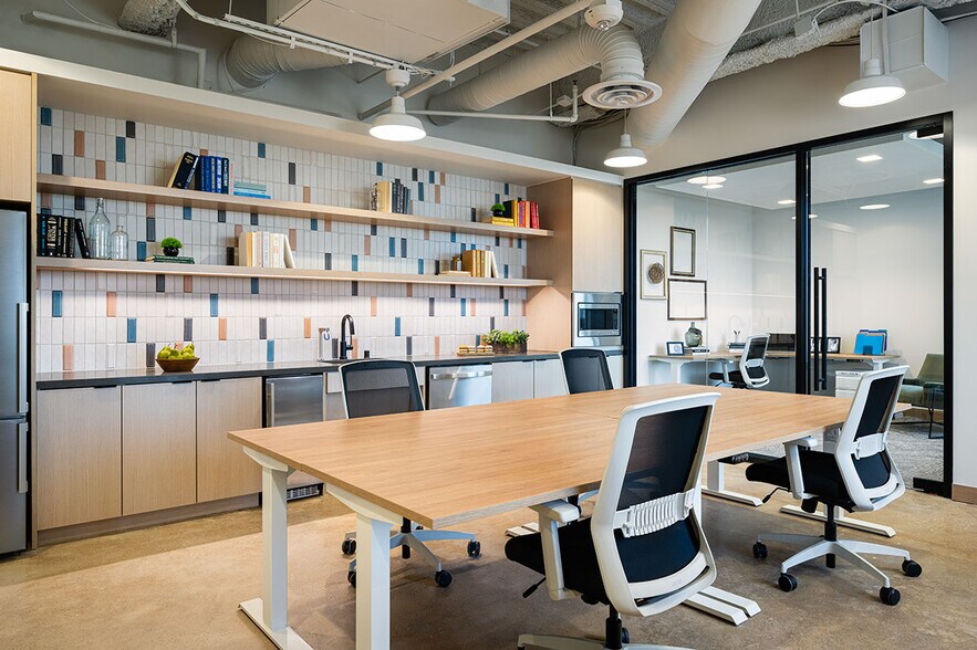 More Photos Of 6301 Gaston Ave, Dallas Office For Lease