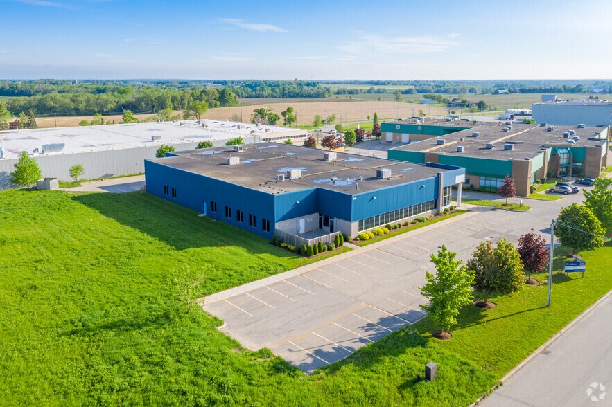 More Photos Of 216 Bathurst Dr, Waterloo Flex For Lease