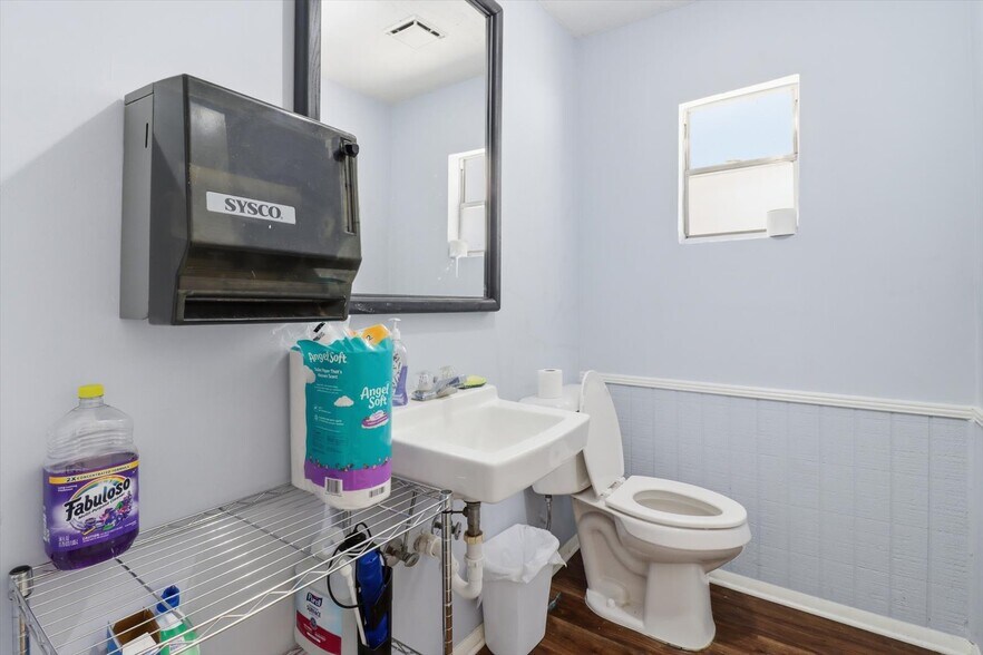 More Photos Of 823 NE 5th St, Crystal River Office For Sale