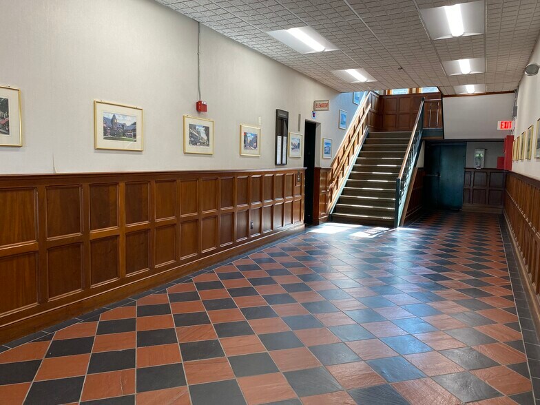More Photos Of 160-184 Bellevue Ave, Newport General Retail For Lease