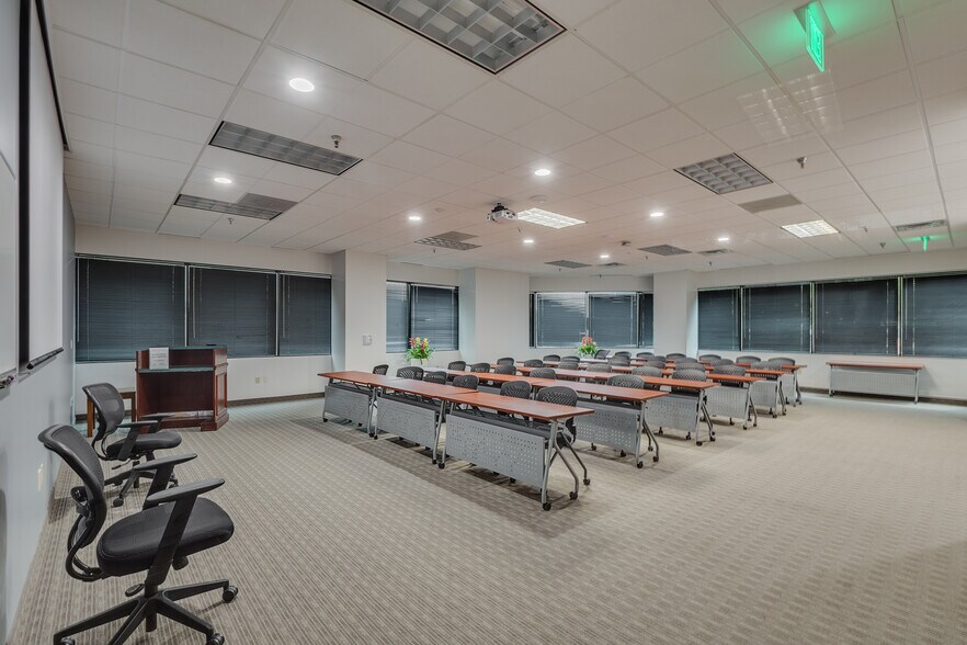 More Photos Of 2711 Lyndon B Johnson Fwy, Dallas Office For Lease