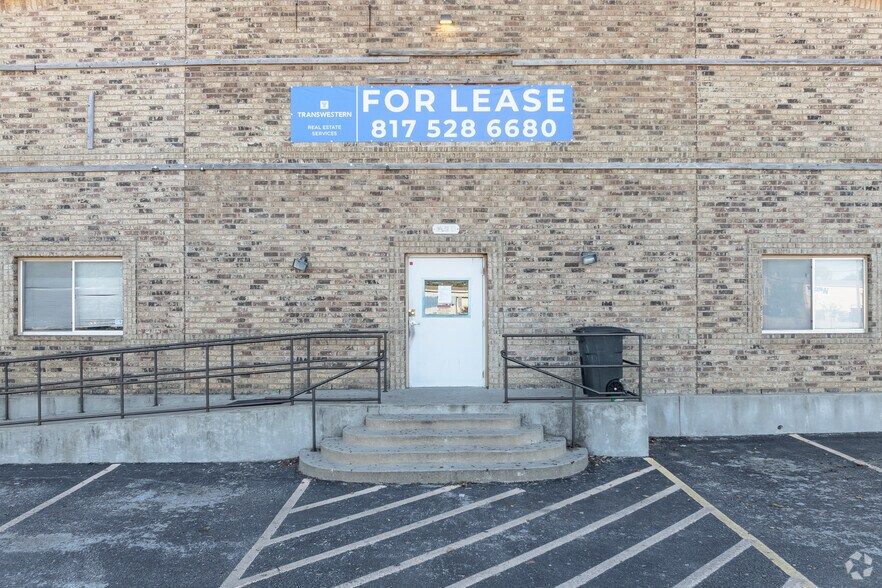 More Photos Of 711 W Kennedale Pky Building D, Kennedale Warehouse For Lease