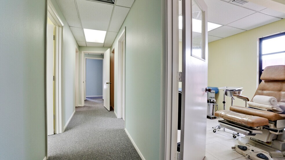 More Photos Of 3003 26th St, Bradenton Medical For Sale