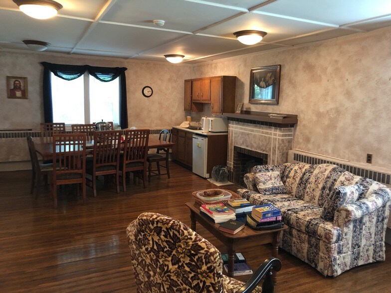 More Photos Of 109 Church St, Palmyra Religious Facility For Sale