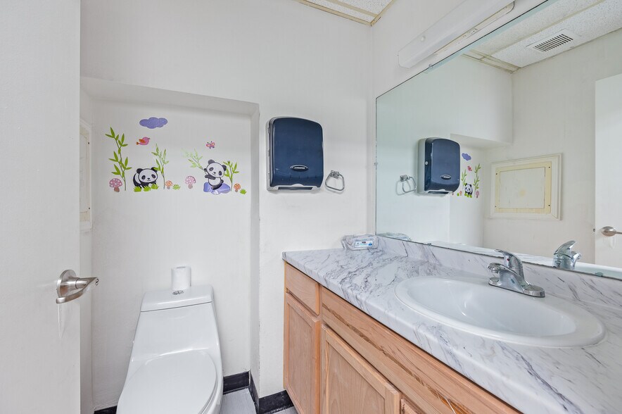 More Photos Of 3339 Fairview St, Pasadena Medical For Lease