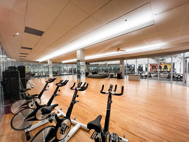 More Photos Of 5440 N Cumberland Ave, Chicago Office For Lease
