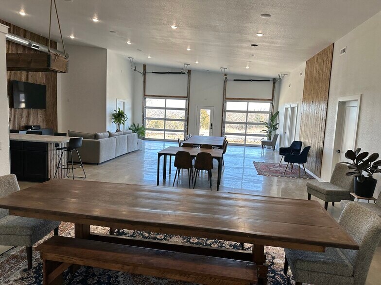 More Photos Of 400 Gaar Rd, Walnut Shade Office For Lease