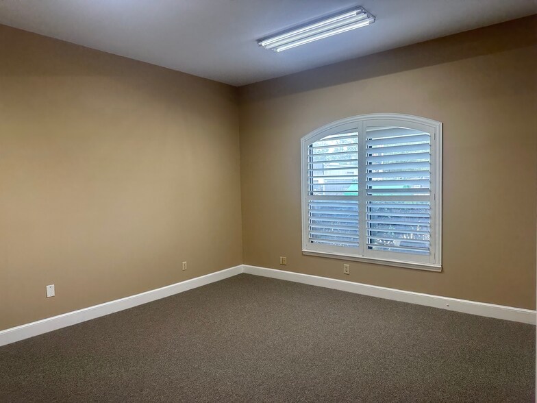 More Photos Of 9600 Sunbeam Ctr, Jacksonville Office For Sale