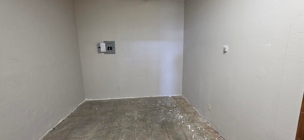 More Photos Of 15411 Village Dr, Victorville General Retail For Lease