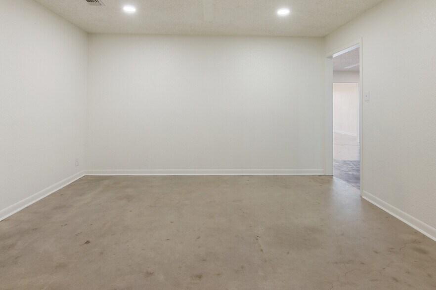 More Photos Of 4737 TX-91, Denison Showroom For Lease