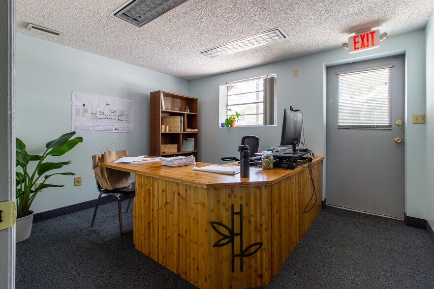 More Photos Of 310 Cypress Rd, Ocala Manufacturing For Sale