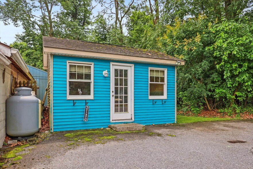 More Photos Of 333 Newcomer Rd, Windsor Veterinarian Kennel For Sale