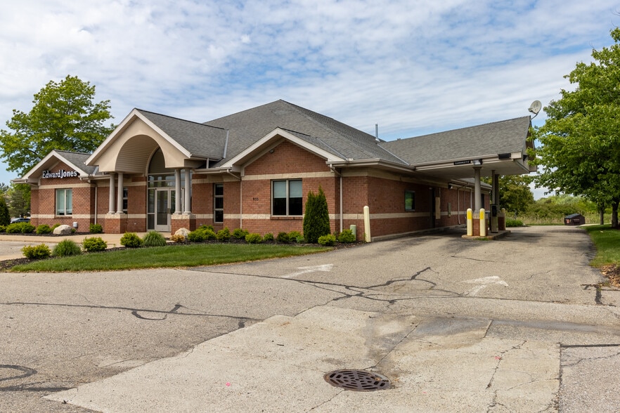 More Photos Of 833 E 16th St, Holland Bank For Lease