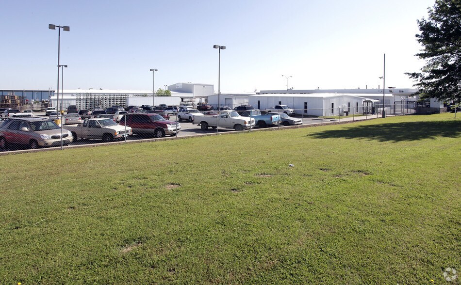 More Photos Of 4400 Don Cayo Dr, Muskogee Warehouse For Lease