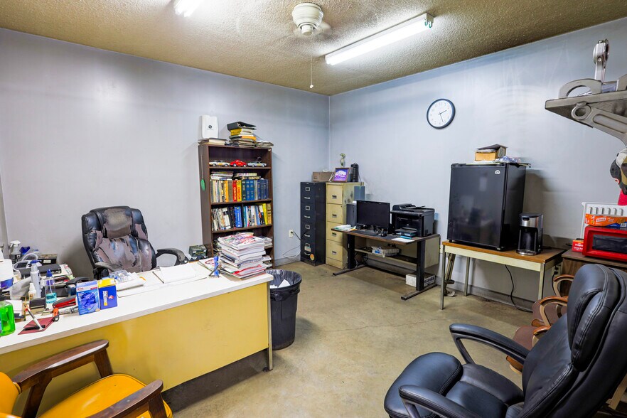 More Photos Of 1111 Mount Tabor Rd, Hartselle Showroom For Sale