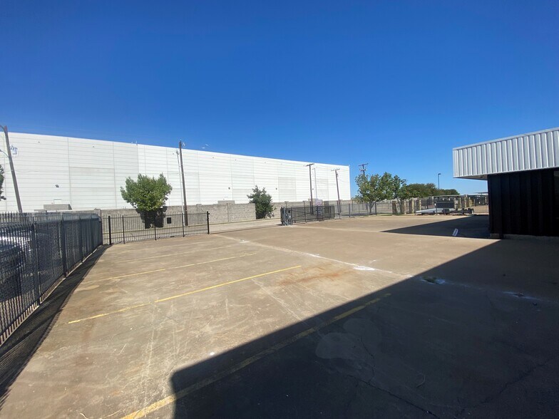 More Photos Of 2734 Burbank St, Dallas Warehouse For Lease