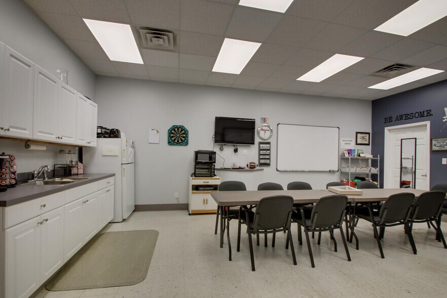 More Photos Of 301 S 7th St, Quincy Light Distribution For Sale