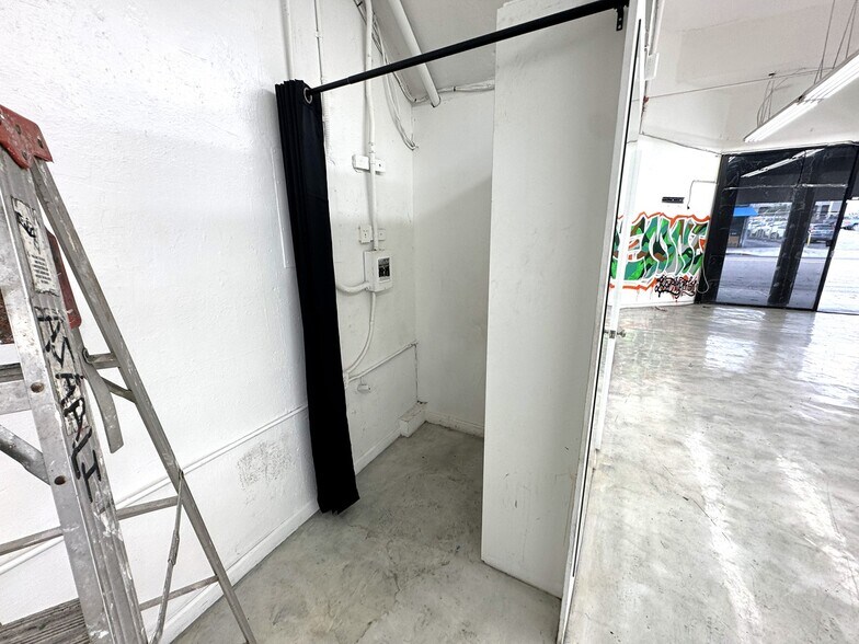 More Photos Of 1018-1020 S Los Angeles St, Los Angeles Light Manufacturing For Lease