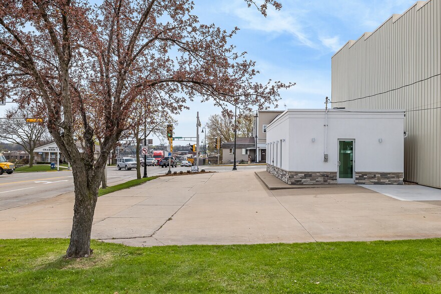 More Photos Of 102 W Wisconsin Ave, Kaukauna General Retail For Sale