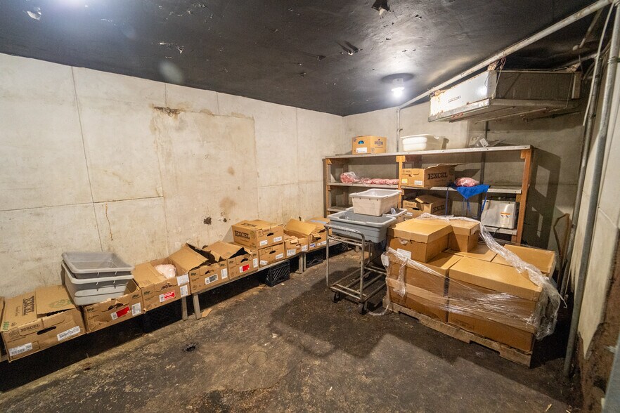 More Photos Of 1302 E Crestwood Dr, Victoria Storefront For Sale