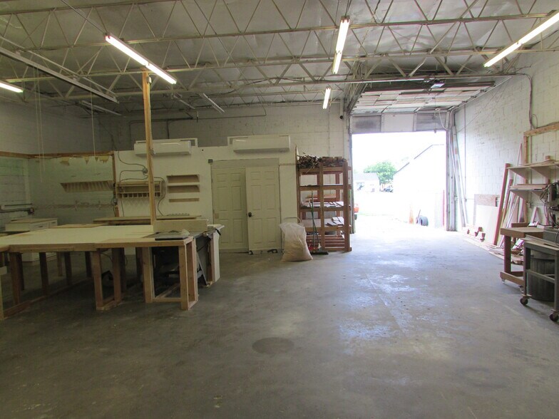 More Photos Of 131 SE Cholwell Ave, Bartlesville Warehouse For Lease