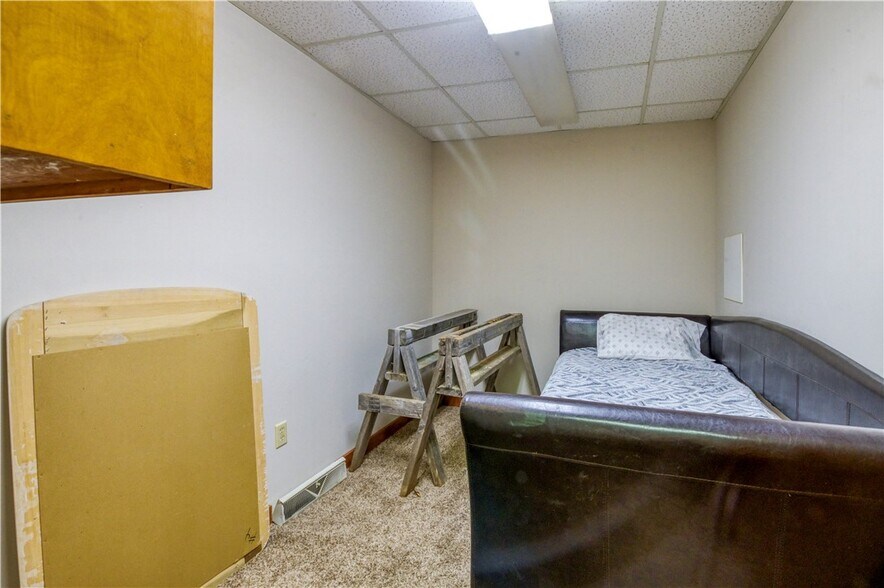 More Photos Of 111 W Pine Grove Rd, Fair Play Office For Sale