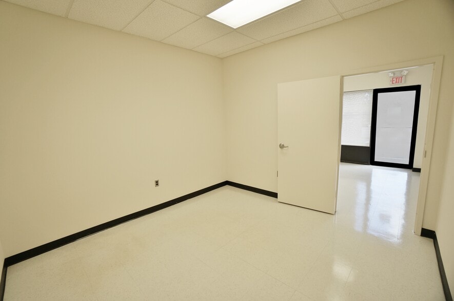 More Photos Of 3800-3842 West St, Landover Warehouse For Lease