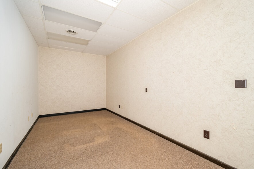 More Photos Of 3718 Old Battleground Rd, Greensboro Flex For Sale