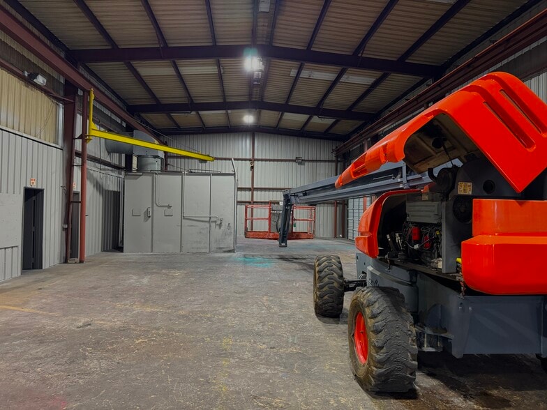 More Photos Of 6031 Fm 2767, Tyler Warehouse For Lease