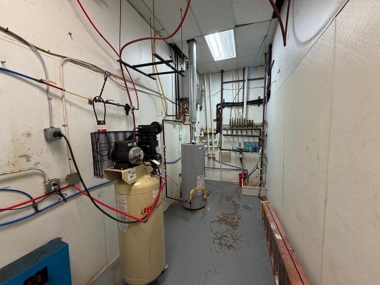 More Photos Of 9019 Governors Row, Dallas Food Processing For Lease
