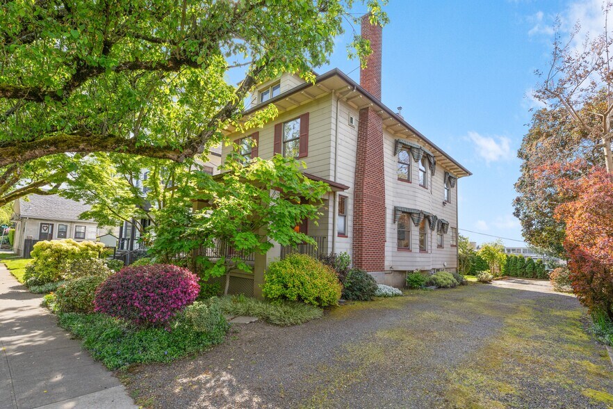 More Photos Of 1818 NE Irving St, Portland Office Residential For Sale