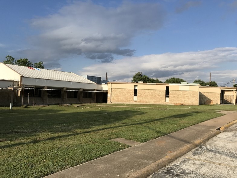 More Photos Of 819-901 N O'Connor Rd, Irving Office For Sale